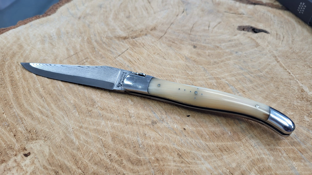 Laguiole en Aubrac Couteau pliant - pointe de corne - lame damas - Coutellerie Marcin