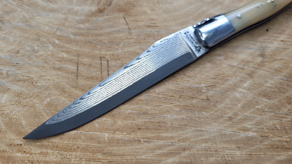 Laguiole en Aubrac Couteau pliant - pointe de corne - lame damas - Coutellerie Marcin