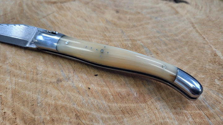 Laguiole en Aubrac Couteau pliant - pointe de corne - lame damas - Coutellerie Marcin