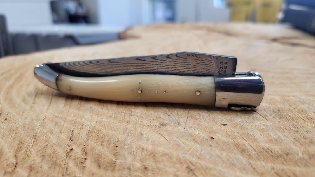 Laguiole en Aubrac Couteau pliant - pointe de corne - lame damas - Coutellerie Marcin