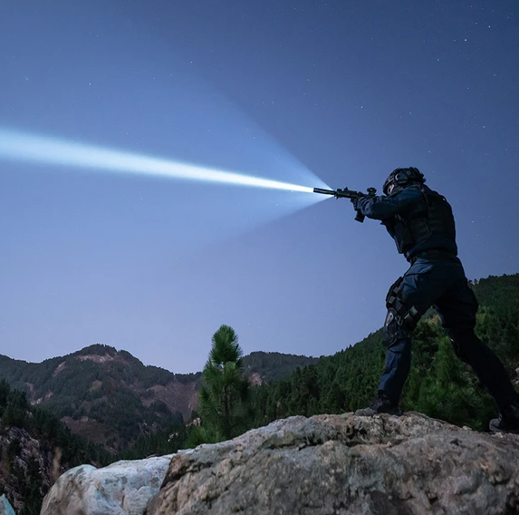 Olight Javelot Lampe torche puissante militaire 1350 Lumens - Coutellerie Marcin