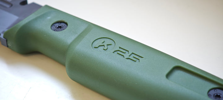 K25 32756 Couteau tactique à lame fixe manche en caoutchouc