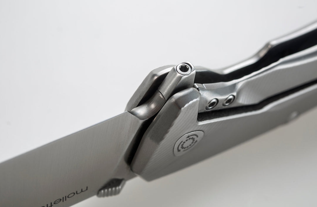 LionSteel TRE BL  le couteau pliant à trois systèmes d'ouverture, Blue Titanium - Coutellerie Marcin