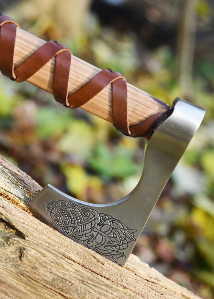 Hache viking en acier moulé, type C, avec gravure et gainage de cuir -