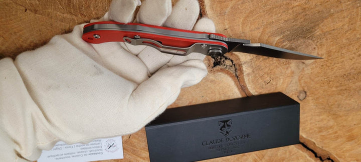Claude Dozorme Laguiole Baroudeur Rouge avec décapsuleur -