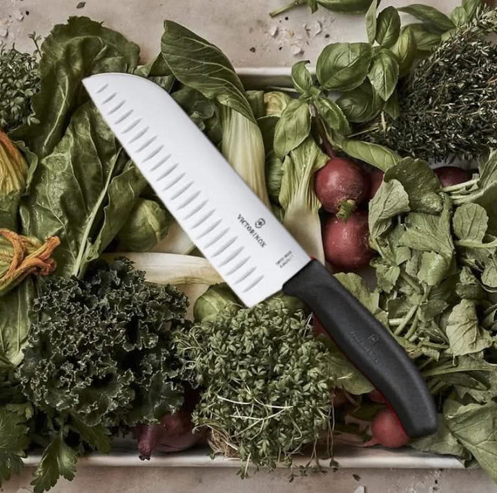 Victorinox 6.8523.17 Couteau Santoku Alvéole 17cm -