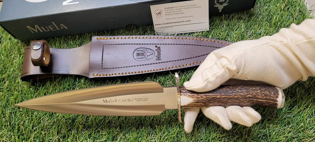 Muela Caribu.A Couteau de chasse avec manche en bois de cerf -