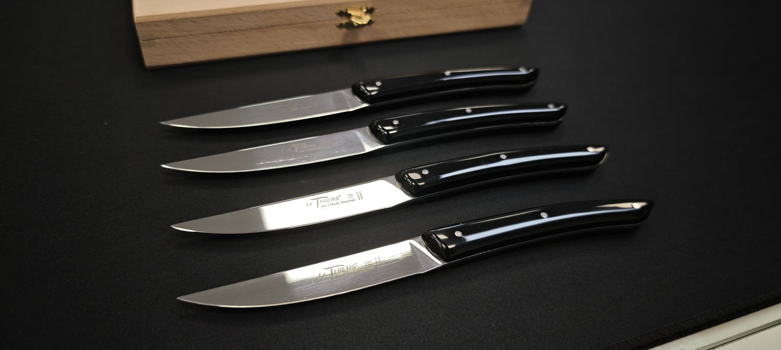 Le Thiers par Claude Dozorme Coffret 4 couteaux à steack - manche noir brillant