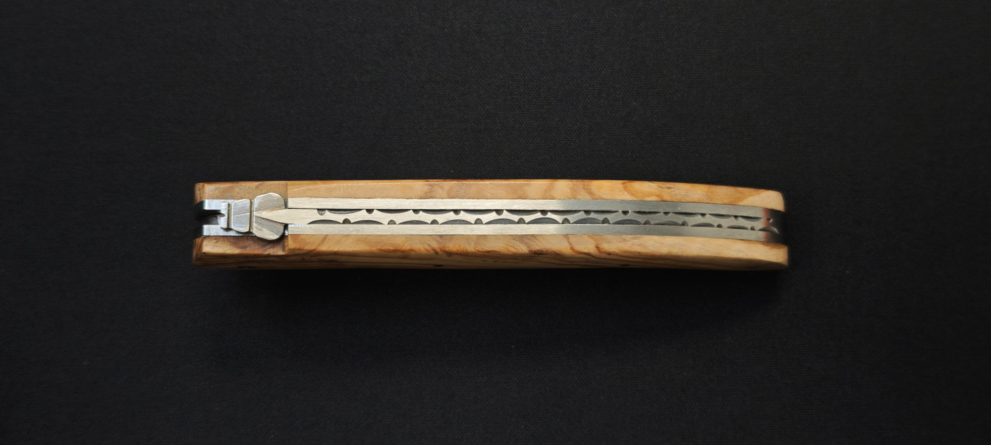 Couteau de Chasse pliant Laguiole en bois d'olivier – Lame Acier Inoxydable
