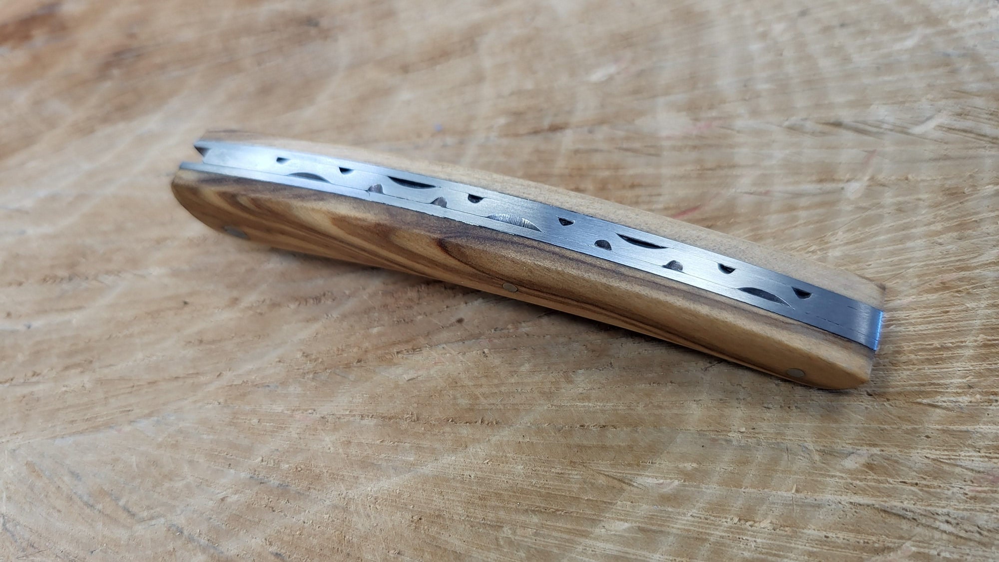 Le Thiers par le Fidèle - Bois d’Olivier - Ressort Guilloché - Lame 8cm - Coutellerie Marcin