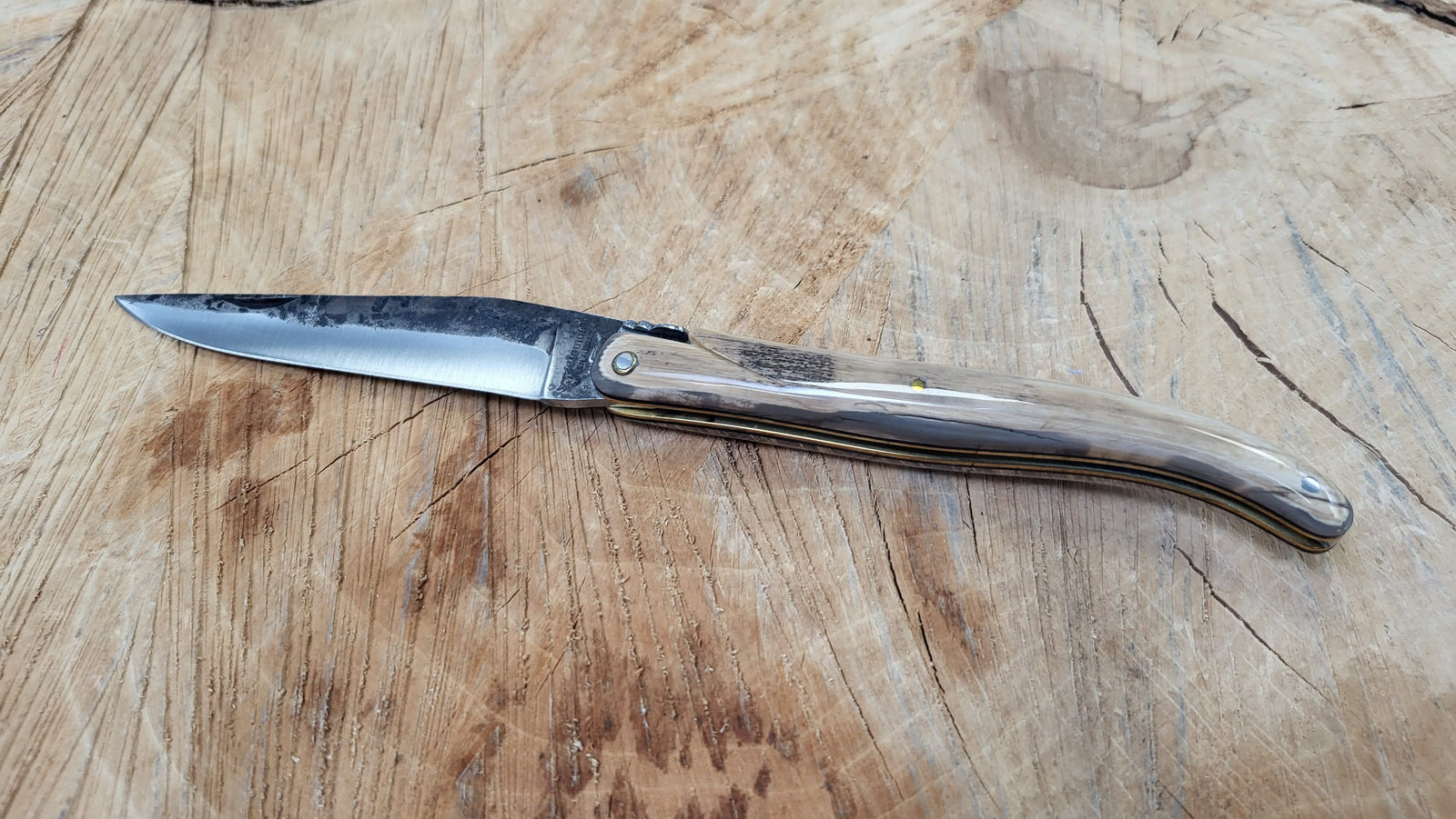 Laguiole en Aubrac - Couteau pliant Croûte d'Ivoire - Brut de forge - 12cm - Coutellerie Marcin