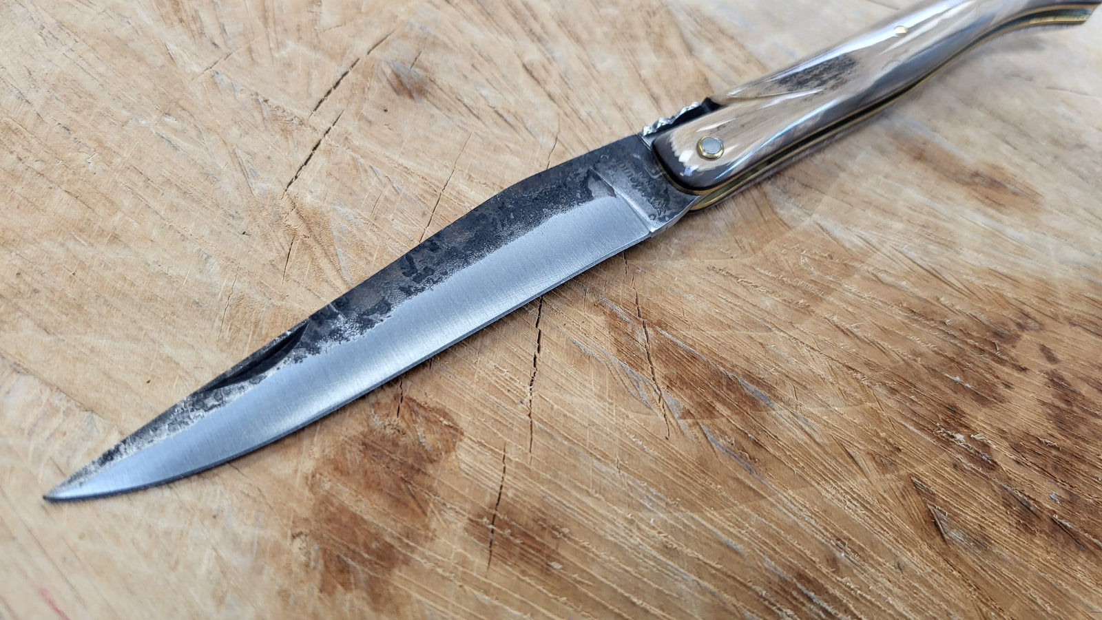 Laguiole en Aubrac - Couteau pliant Croûte d'Ivoire - Brut de forge - 12cm - Coutellerie Marcin