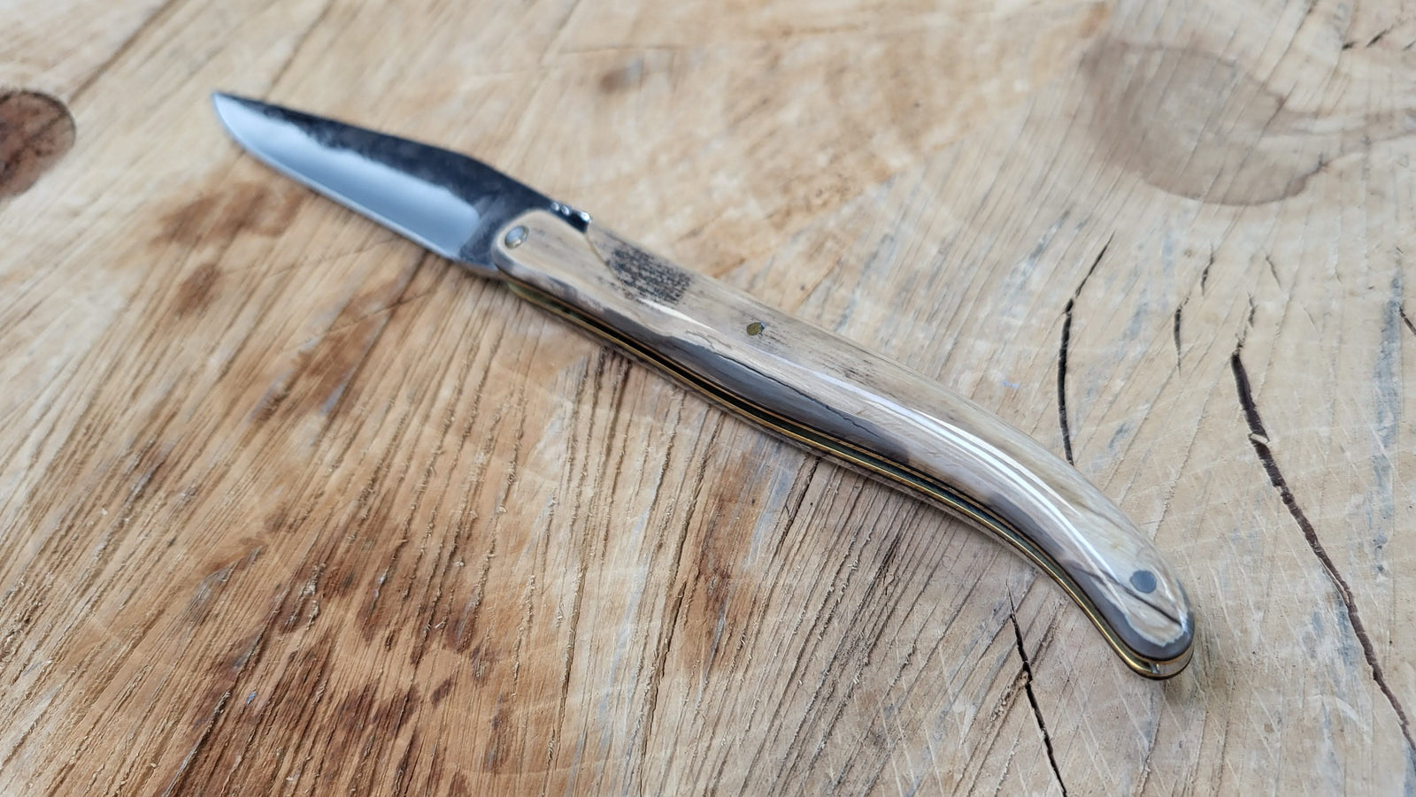 Laguiole en Aubrac - Couteau pliant Croûte d'Ivoire - Brut de forge - 12cm - Coutellerie Marcin