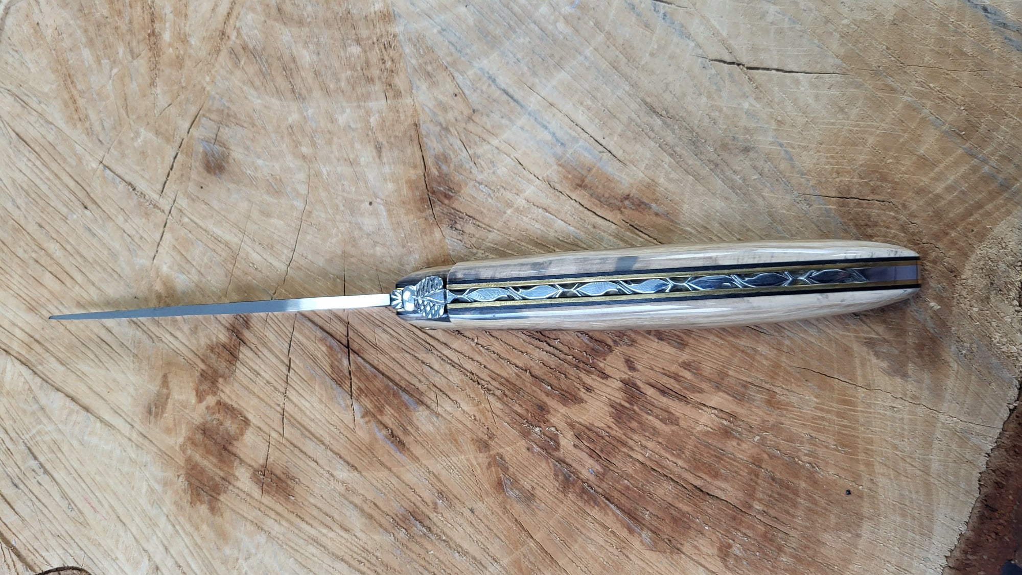 Laguiole en Aubrac - Couteau pliant Croûte d'Ivoire - Brut de forge - 12cm - Coutellerie Marcin