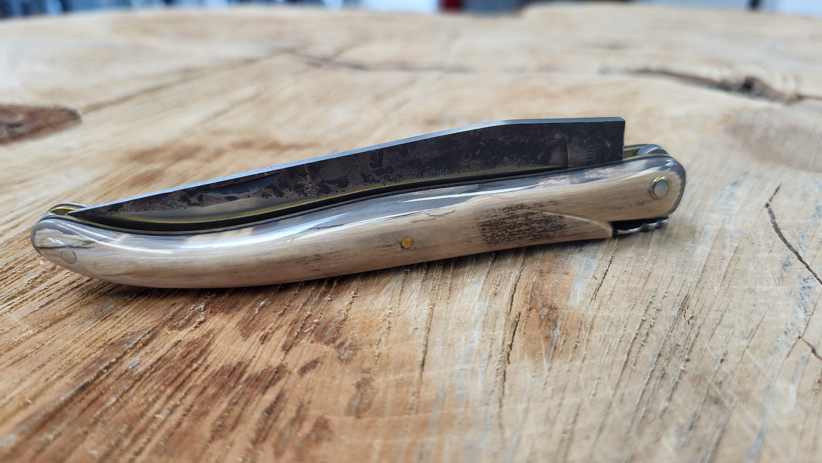 Laguiole en Aubrac - Couteau pliant Croûte d'Ivoire - Brut de forge - 12cm - Coutellerie Marcin