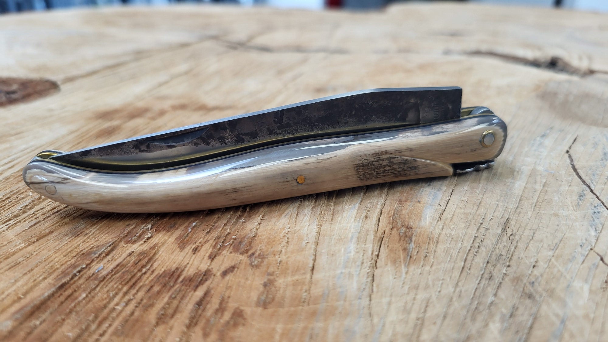 Laguiole en Aubrac - Couteau pliant Croûte d'Ivoire - Brut de forge - 12cm - Coutellerie Marcin