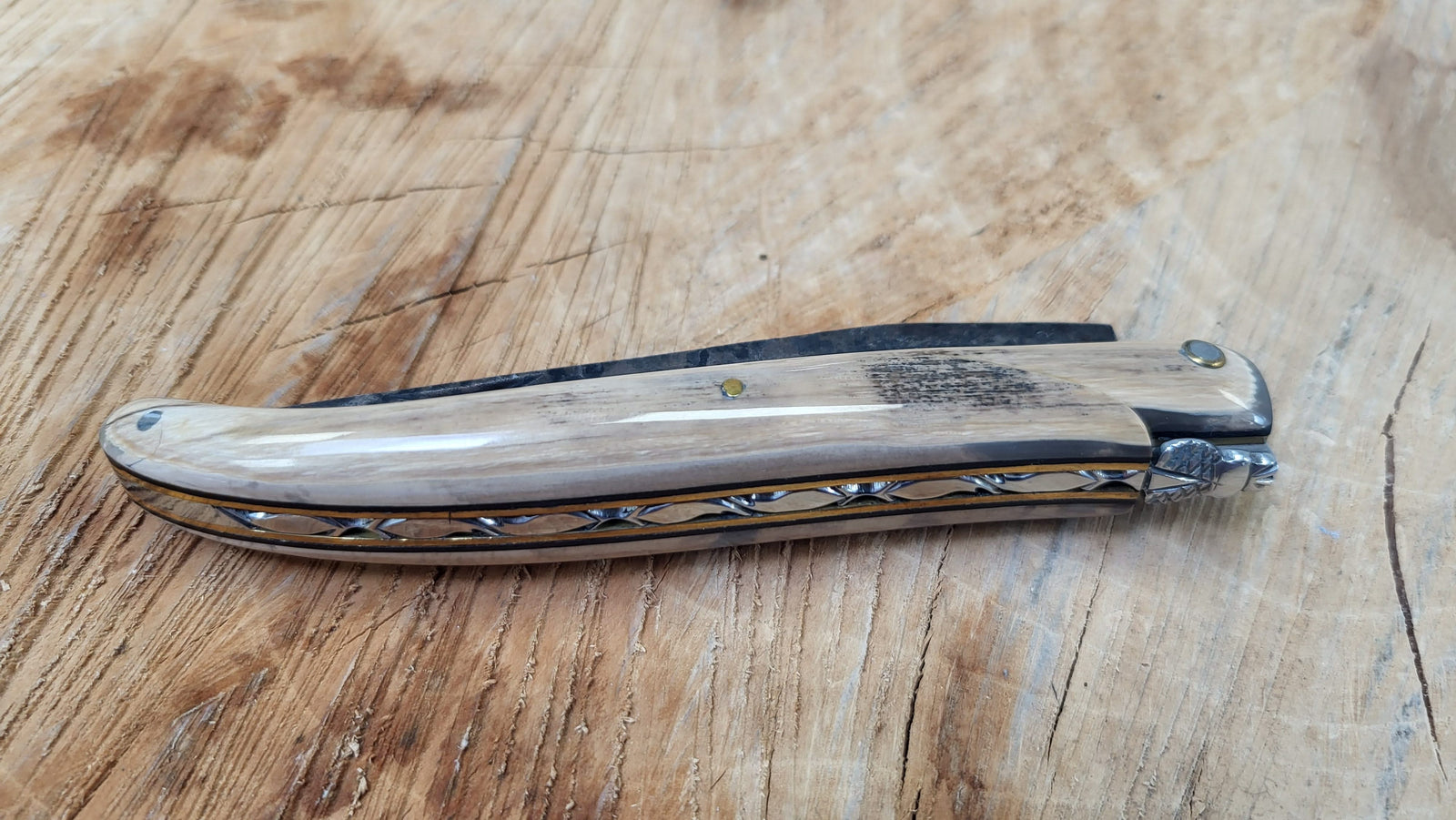 Laguiole en Aubrac - Couteau pliant Croûte d'Ivoire - Brut de forge - 12cm - Coutellerie Marcin