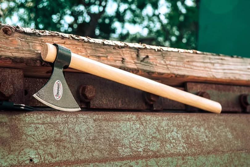 Cold Steel Norse Hawk 90N – Vue complète du tomahawk avec manche hickory