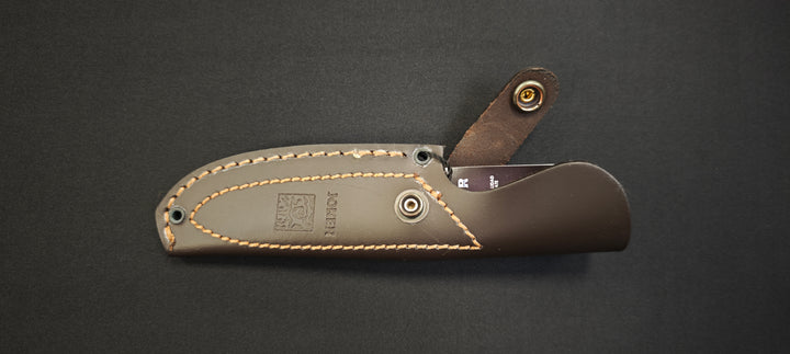 Joker CO-104 Aguila Wood 10,5cm - Griffe sur l'étui en cuir  Coutellerie Marcin Et fils SRL 