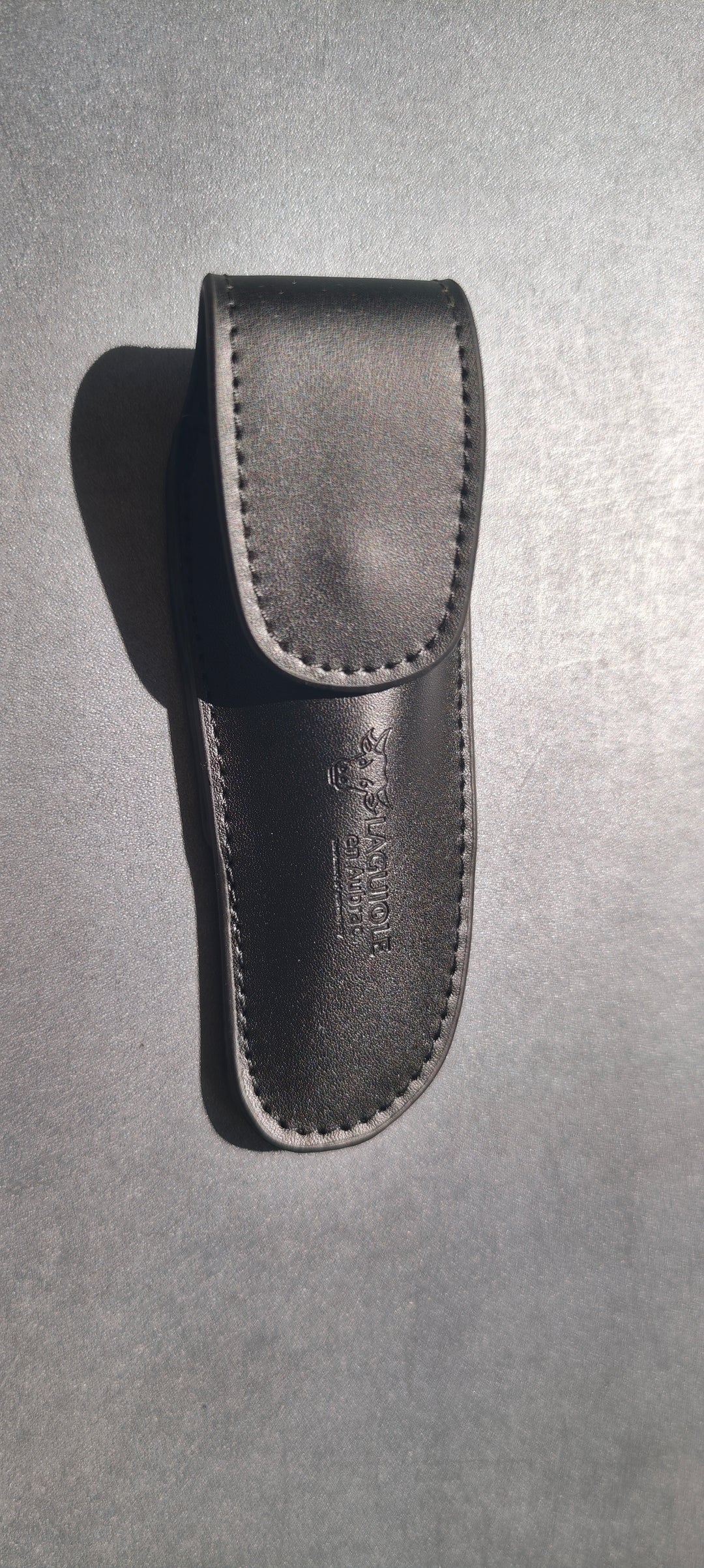 Laguiole en Aubrac étui cuir noir maya ECMN Coutellerie Marcin Et fils SRL 