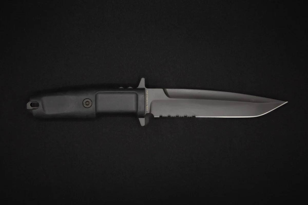 Lame robuste de 16 cm avec finition noire antireflet MIL-C-13924 et profil optimisé pour une pénétration maximale.