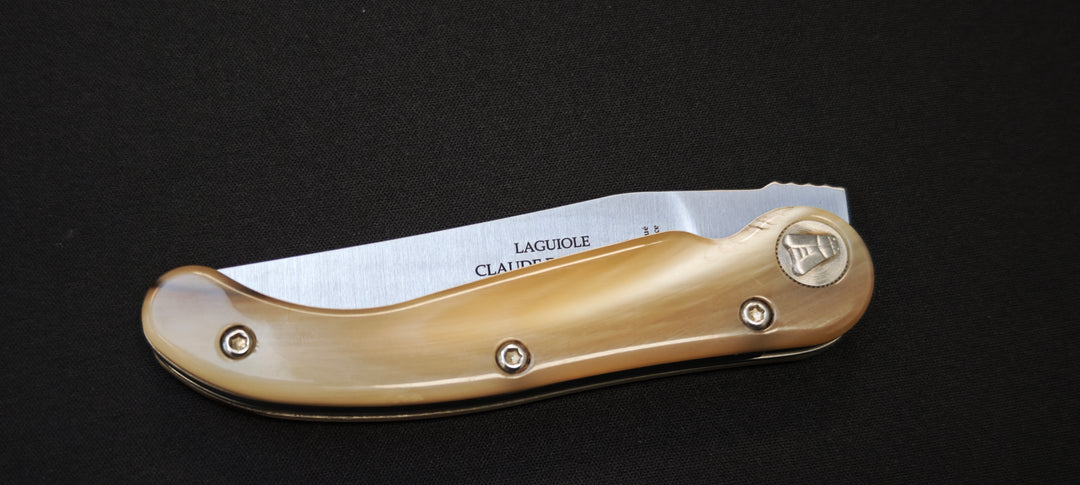 Claude Dozorme – Couteau Laguiole Baroudeur en Corne Claire, Lame X50CrMoV15