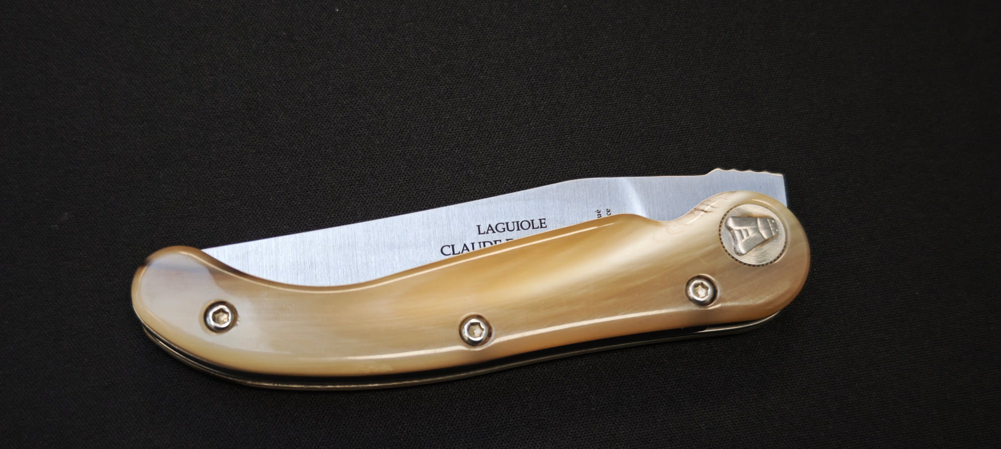 Claude Dozorme Laguiole Baroudeur – détail du manche en corne claire