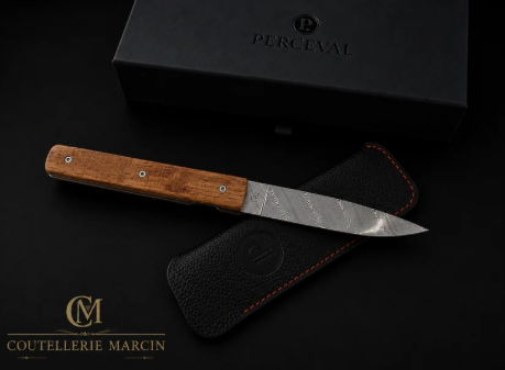 Gros plan sur les motifs de la lame en acier Damasteel couteau Le Français Perceval