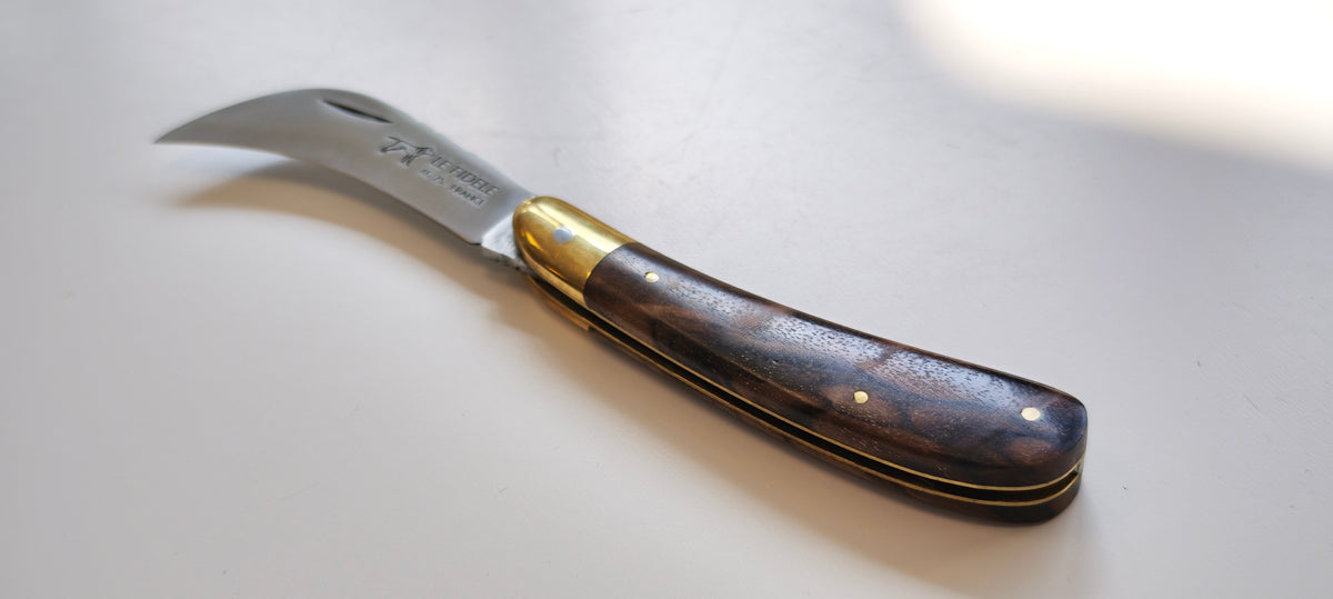 Le Fidèle Couteau pliant serpette - manche bois de noyer - Coutellerie Marcin