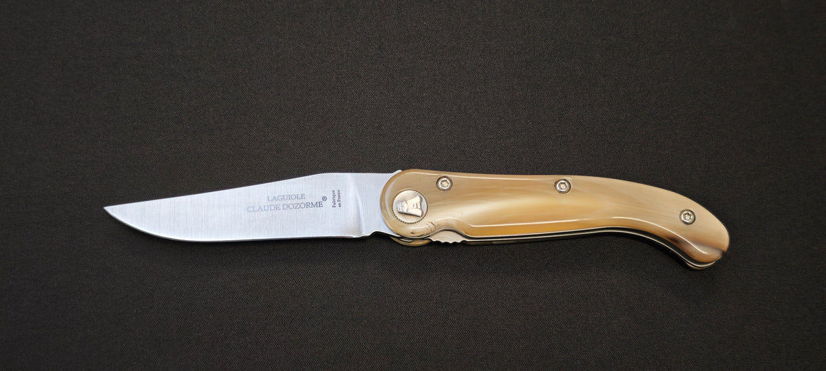 Claude Dozorme Laguiole Baroudeur – corne claire, couteau ouvert