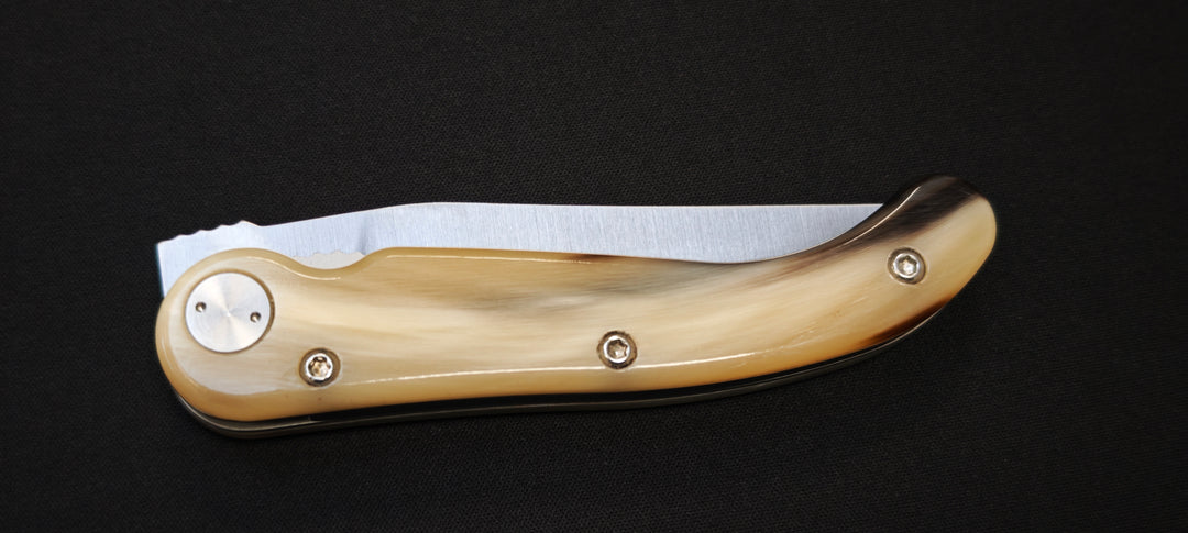 Claude Dozorme – Couteau Laguiole Baroudeur en Corne Claire, Lame X50CrMoV15