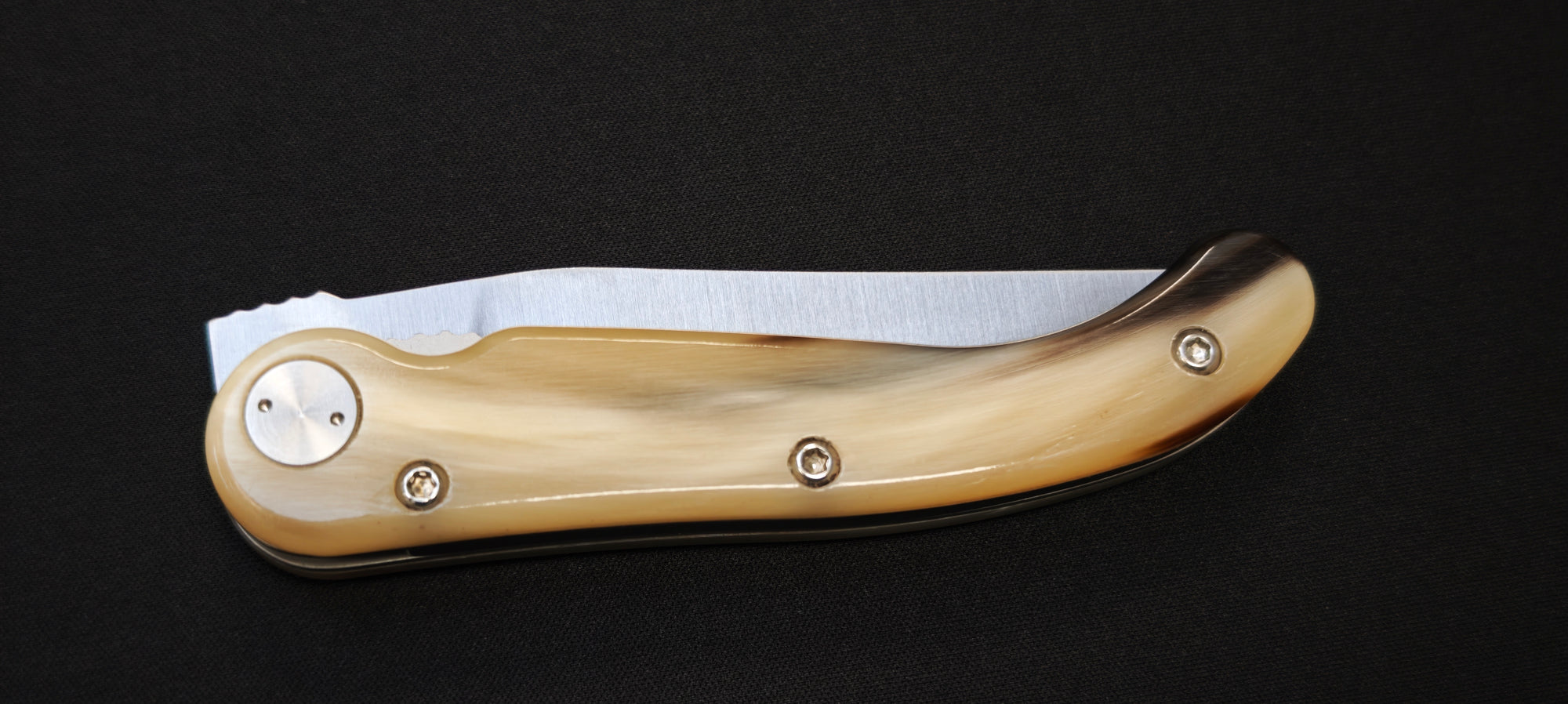 Claude Dozorme Laguiole Baroudeur – couteau fermé en corne claire
