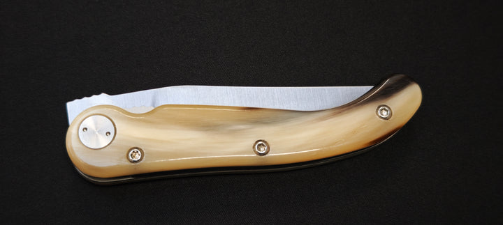 Claude Dozorme – Couteau Laguiole Baroudeur en Corne Claire, Lame X50CrMoV15