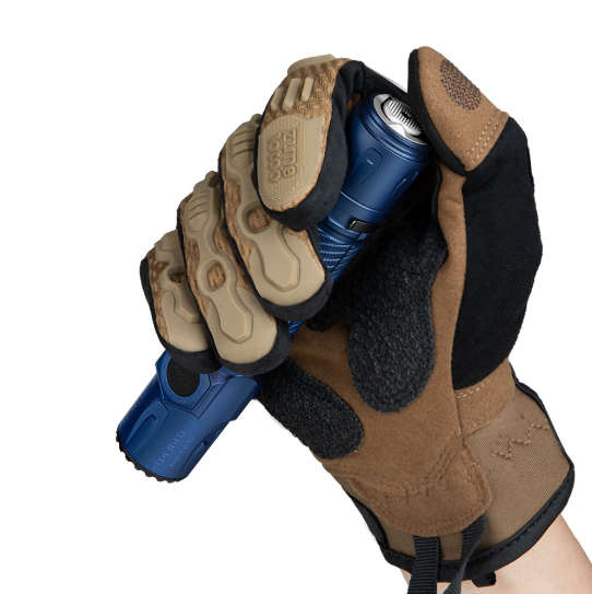 Olight Warrior Ultra Navy Blue – lampe tactique en prise en main