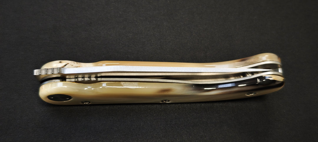 Claude Dozorme – Couteau Laguiole Baroudeur en Corne Claire, Lame X50CrMoV15