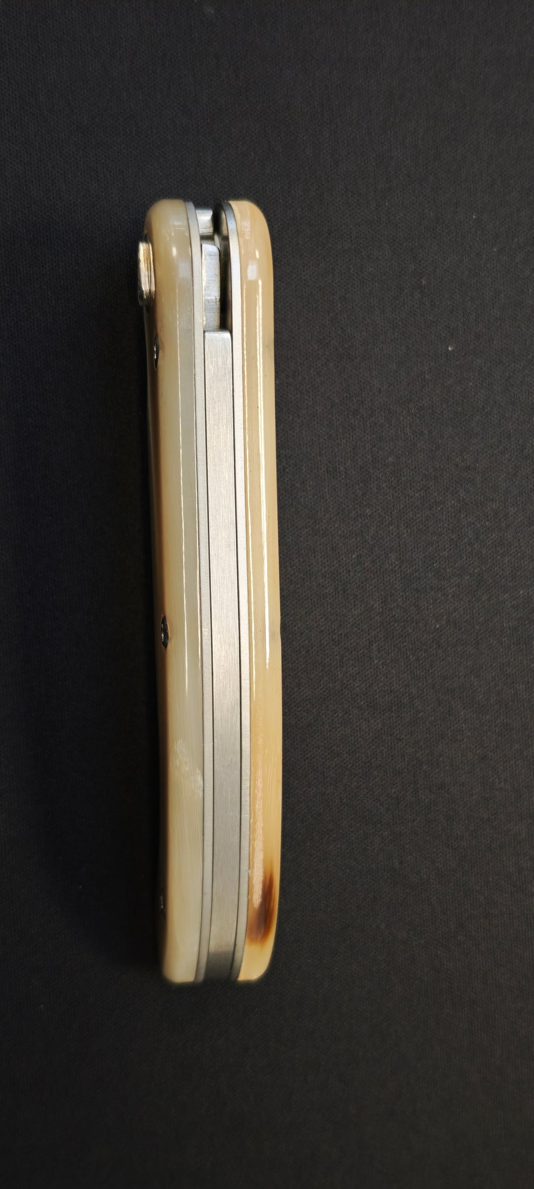 Claude Dozorme – Couteau Laguiole Baroudeur en Corne Claire, Lame X50CrMoV15