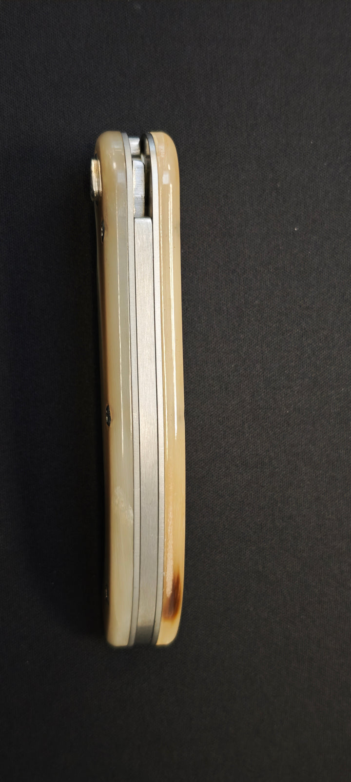 Claude Dozorme – Couteau Laguiole Baroudeur en Corne Claire, Lame X50CrMoV15