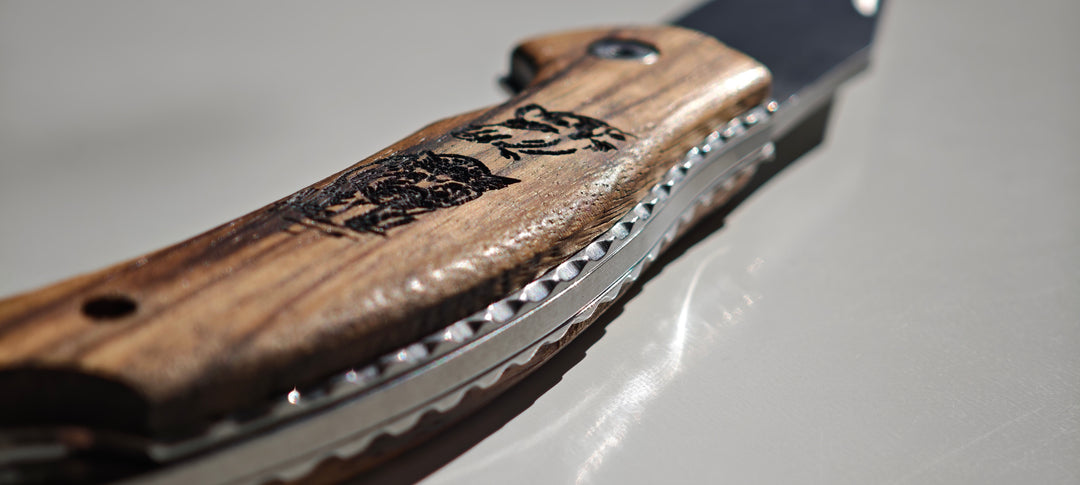 Albainox 18943 - Manche Zebra - GR603 Dessins de sangliers gravés dans le manche