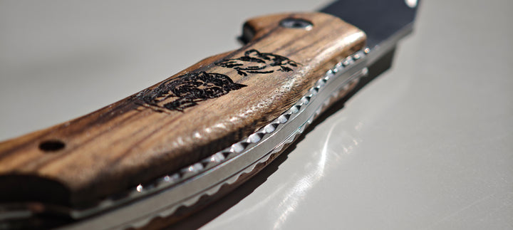 Albainox 18943 - Manche Zebra - GR603 Dessins de sangliers gravés dans le manche