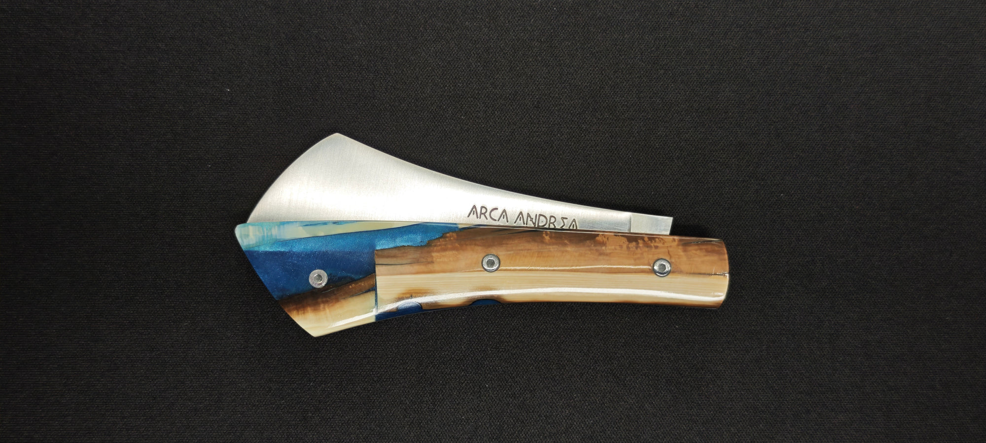 Arca Andrea AAIVMRE ouvert montrant sa lame inox 12C27