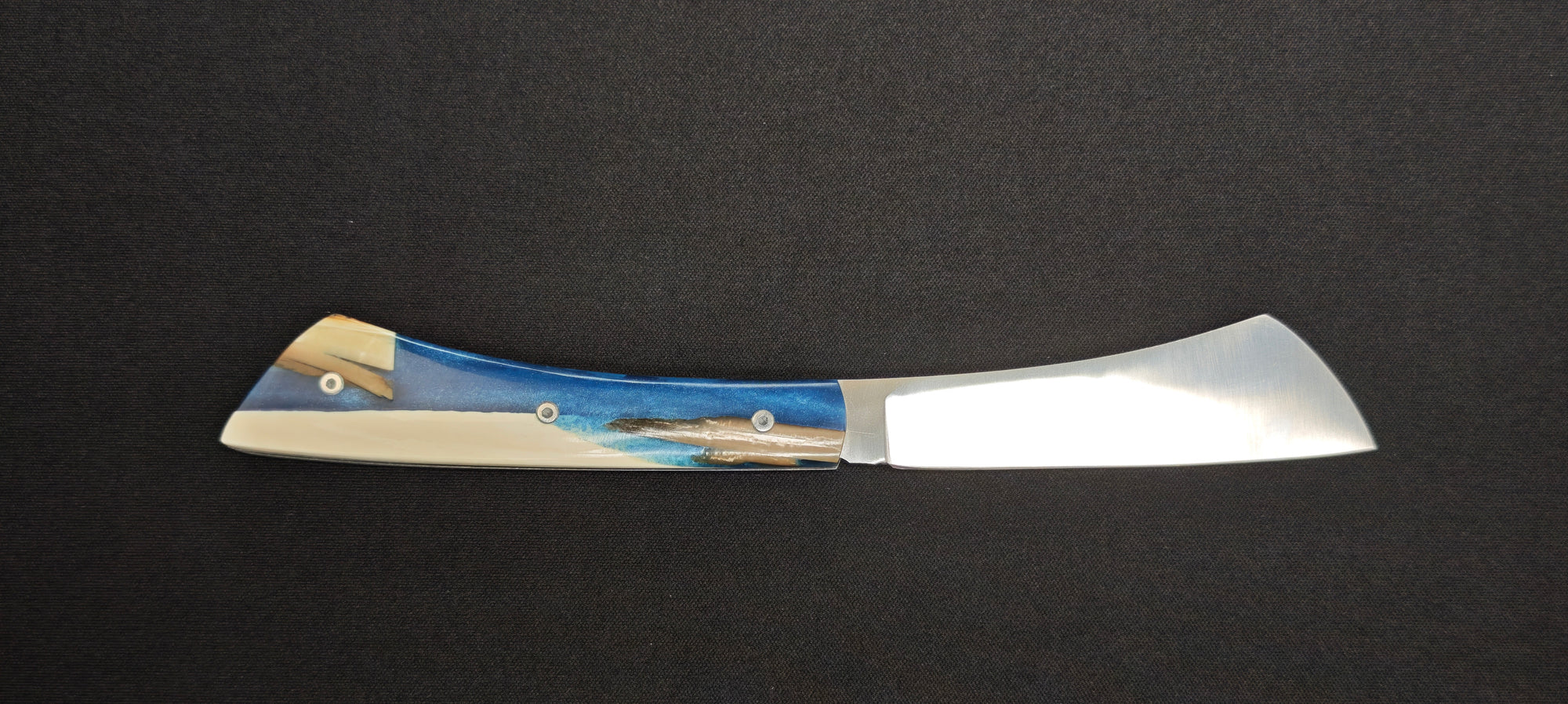 Manche en ivoire de mammouth stabilisé dans la résine sur couteau Arca Andrea