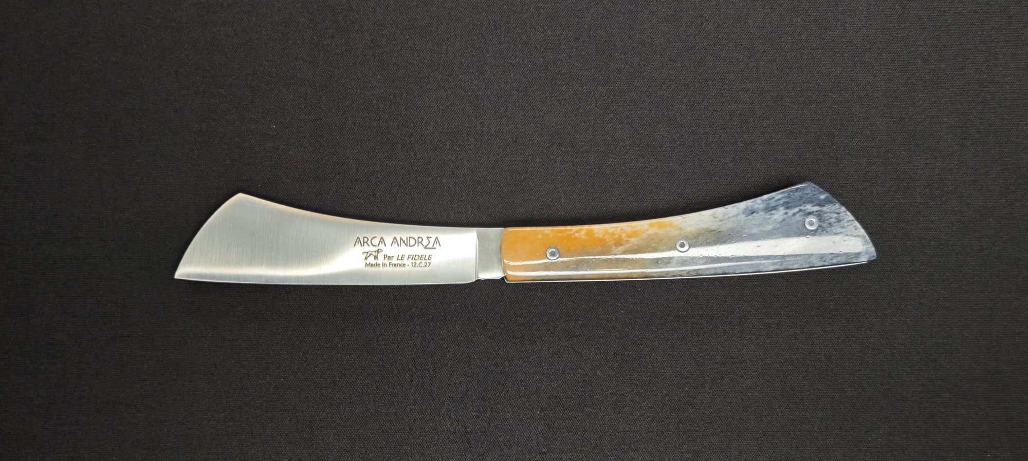 Couteau pliant ARCA Andreas avec manche en os de chameau naturel.