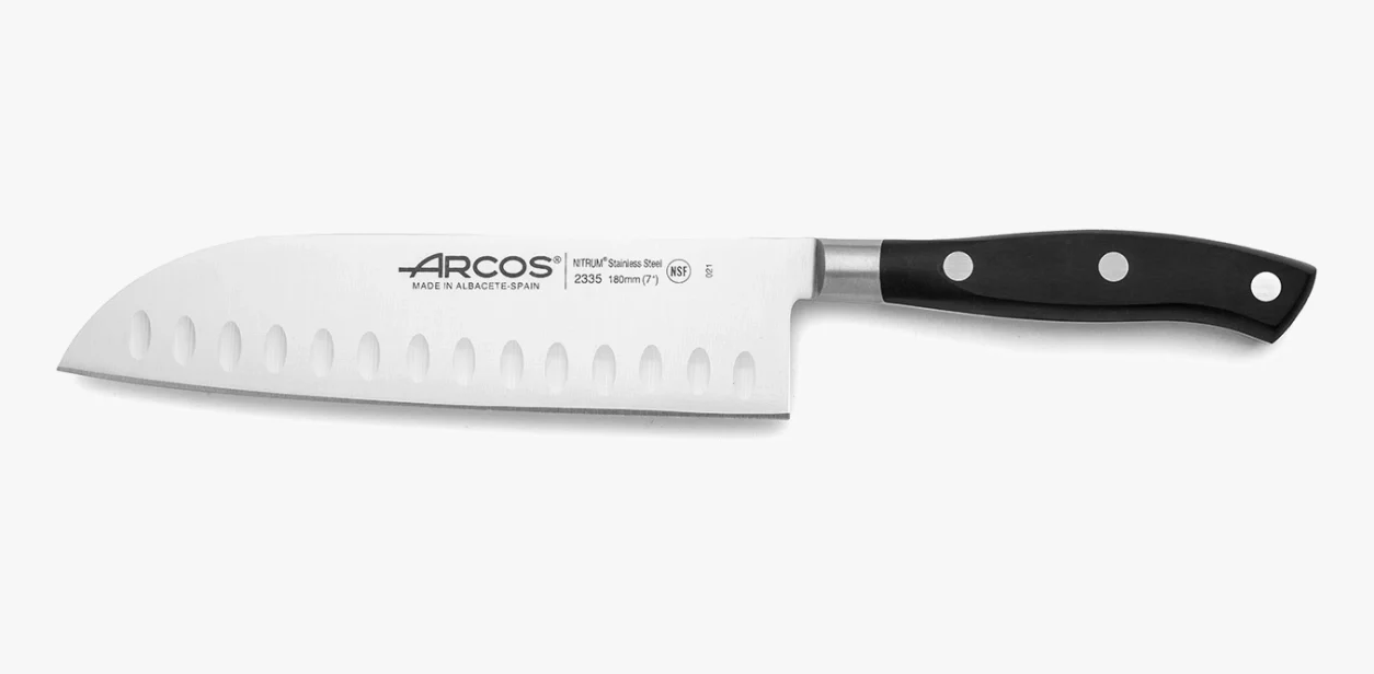 Couteau Santoku Arcos Riviera 2335 avec lame forgée NITRUM® de 18 cm.