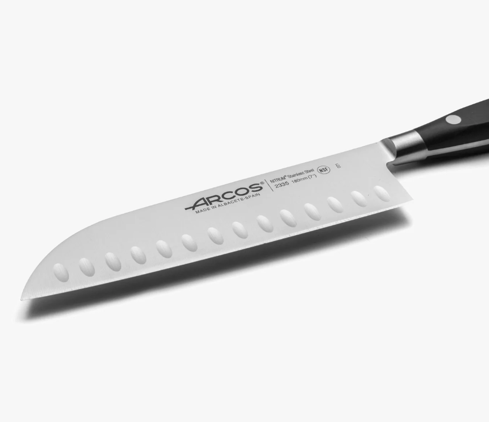 Arcos Riviera Santoku 18 cm avec lame large à alvéoles anti-adhérence.