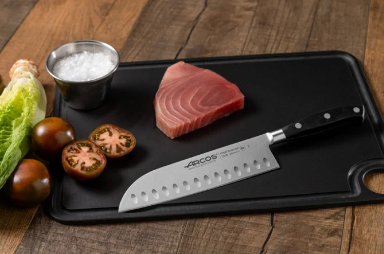 Lame forgée de 18 cm du couteau Santoku Arcos Riviera.