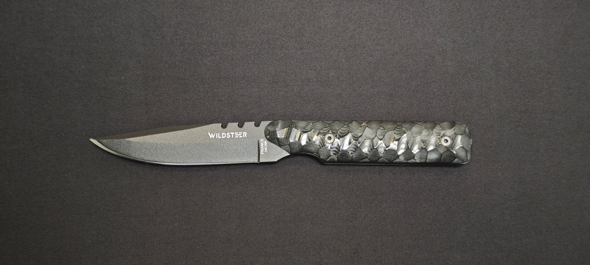 Baby Wild Wildsteer numéroté 26/40 avec manche Micarta noir toxifié, lame noire et étui cuir noir