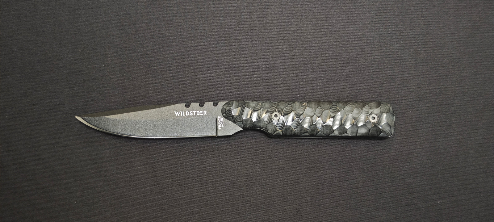 Baby Wild Wildsteer numéroté 26/40 avec manche Micarta noir toxifié, lame noire et étui cuir noir