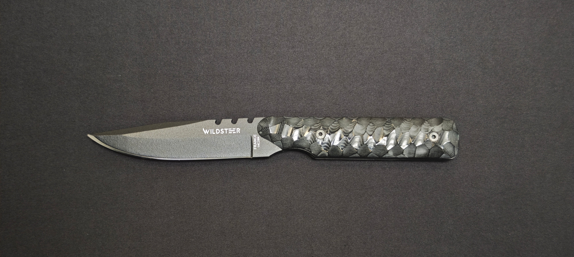 Baby Wild Wildsteer numéroté 26/40 avec manche Micarta noir toxifié, lame noire et étui cuir noir