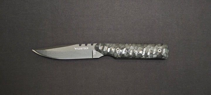 Baby Wild Wildsteer numéroté 26/40 avec manche Micarta noir toxifié, lame noire et étui cuir noir