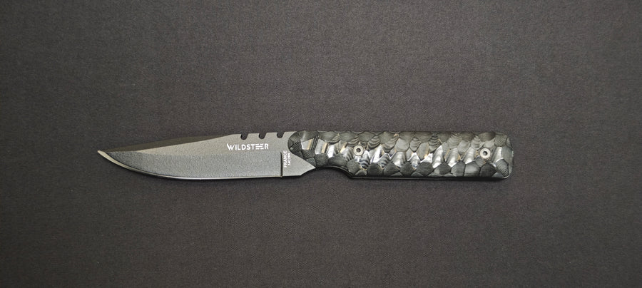 Baby Wild Wildsteer numéroté 26/40 avec manche Micarta noir toxifié, lame noire et étui cuir noir
